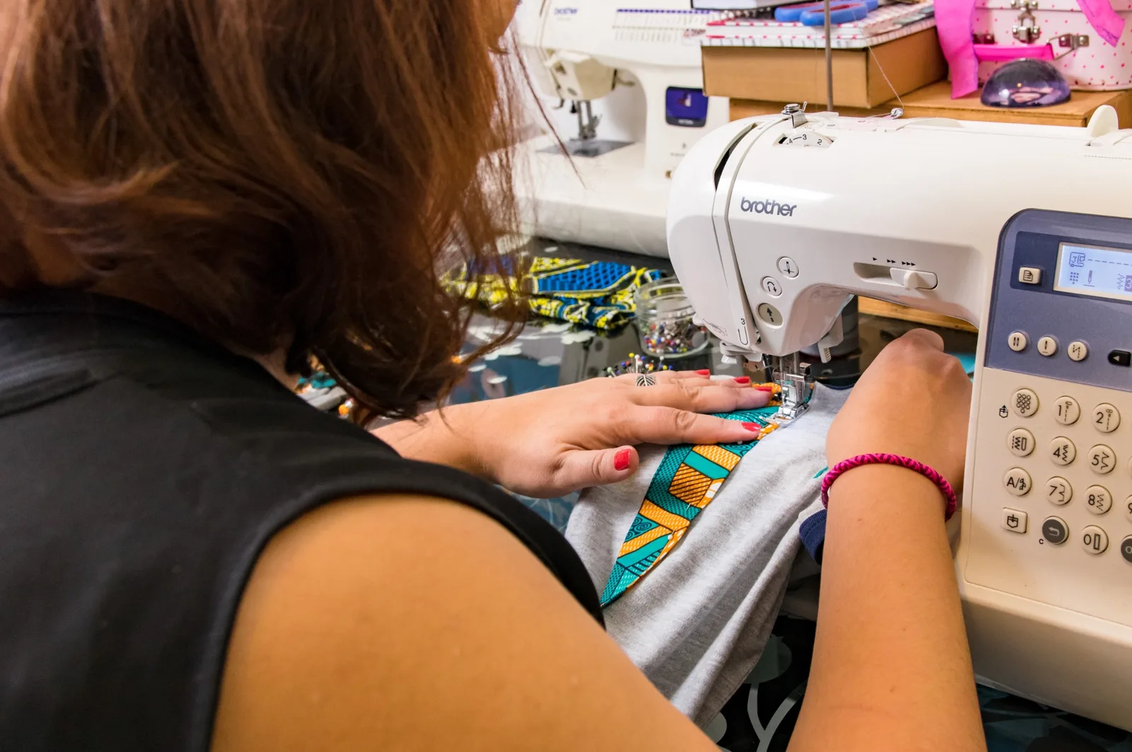 La fondatrice de Lili K Wèt entourée de créations personnalisées