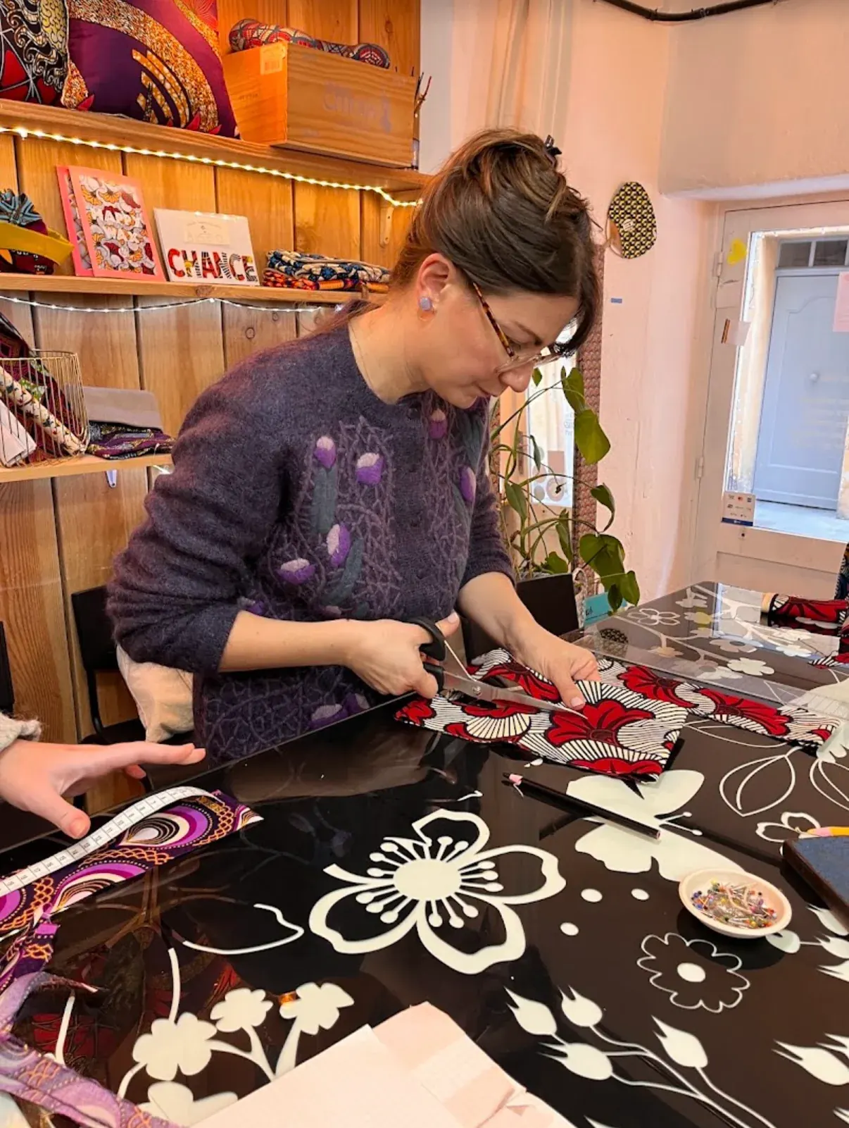 Découpe textile en atelier LiliKwet